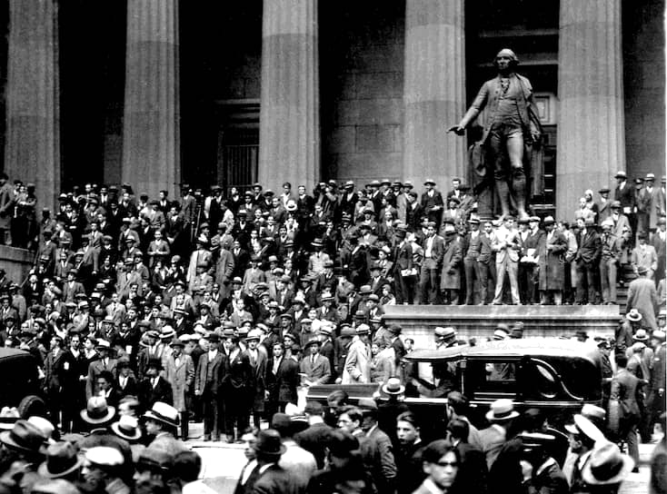 24 октября 1929 года на Нью-Йоркской бирже произошло обвальное падение акций. Этот день вошел в историю как «черный четверг» и дал начало Великой депрессии, поглотившей США, Канаду, Великобританию, Германию и Францию Люди на ступенях здания казначейства США в «черный четверг»