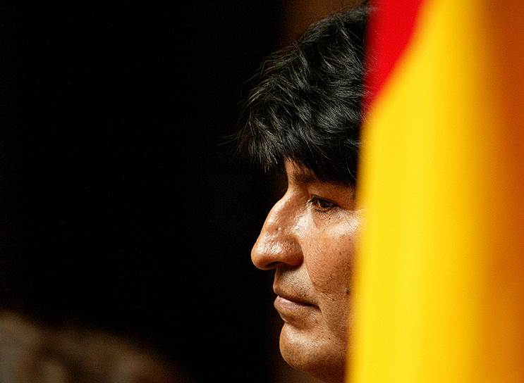 В 1998 году президент Боливии Уго Бансер пошел на четырехлетний договор с США об уничтожении коки в обмен на финансовую помощь, после чего тысячи индейцев оказались в полной нищете. Кризис породил выступления, для подавления которых власти прибегали к использованию вооруженных сил. В итоге лозунг Эво Моралеса — «Кока или смерть» — приобрел бешеную популярность. Став лидером протеста, в 2000 году Моралес подписал соглашение с главой МВД о выводе войск и выделении производителям коки помощи для перехода на выращивание других культур, однако борьба с плантациями так и не прекратилась, вспыхнув в 2003 году с новой силой
