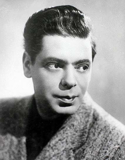 Райкин играл в театре, а в 1938 году состоялся его дебют в кино в фильмах «Огненные годы» и «Доктор Калюжный». Тогда же он попробовал себя на эстраде, стал конферансье. В ноябре 1939 года Аркадий Райкин стал лауреатом 1-го Всесоюзного конкурса артистов эстрады, выступив с номерами «Чаплин» и «Мишка», получив признание публики
