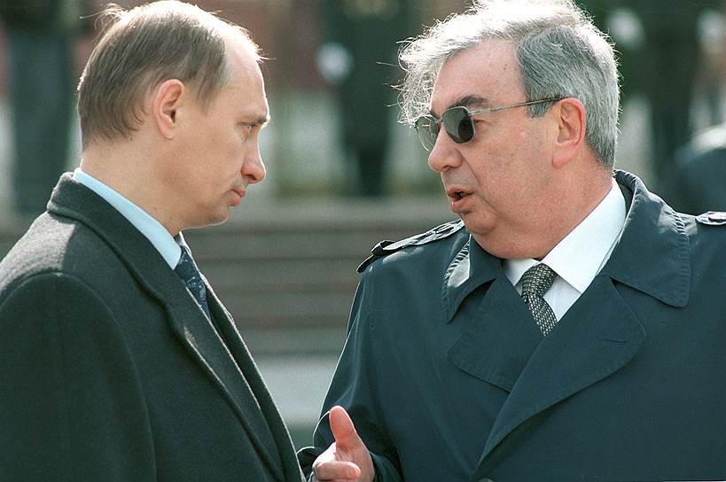 В результате на парламентских выборах 1999 года второе место после коммунистов заняло «Единство», а «Отечество-Вся Россия» получило только 13,33% голосов. В результате на президентских выборах 2000 года блок кандидата выдвигать не стал, победителем стал Владимир Путин, а Евгений Примаков провел два года в Государственной думе, где был председателем фракции ОВР  На фото: Евгений Примаков и Владимир Путин 
