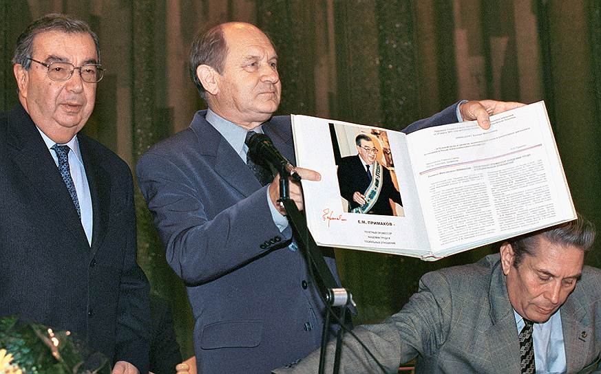 В декабре 2001 года Евгений Примаков был избран главой Торгово-промышленной палаты РФ и сложил с себя полномочия депутата Госдумы 