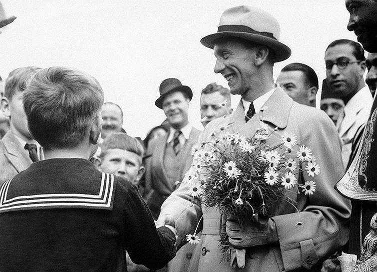 «Мы добиваемся не правды, а эффекта»  В «Постановлении рейхсканцлера о задачах имперского министерства народного просвещения и пропаганды» от 30 июня 1933 года указывалось, что «министр народного просвещения и пропаганды отвечает за все задачи духовного воздействия на нацию, за агитацию в пользу государства, культуры и экономики, за просвещение отечественной и зарубежной общественности о ней и за управление всеми учреждениями, служащими этим целям». Подчинив своему контролю все сферы культурной жизни Германии, Йозеф Геббельс сосредоточил свое внимание в первую очередь на кино и радио как инструментах воздействия на массы и организовал производство дешевых «народных приемников», прозванных в народе «глоткой Геббельса» 
