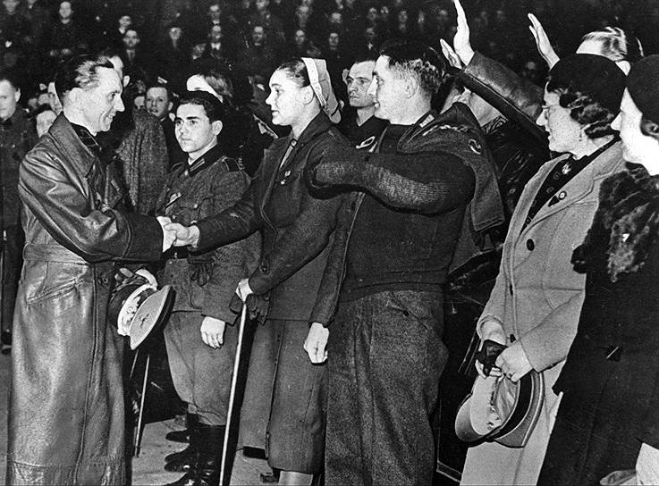 «Один народ, одна страна, один вождь!»  С началом Второй мировой войны в 1939 году Йозеф Геббельс усилил пропаганду с помощью специальных сводок новостей по радио и расширенных выпусков кинохроники. А с мая 1940 года начал выходить основанный Геббельсом еженедельник Das Reich, для которого сам министр пропаганды постоянно писал статьи, рассчитанные главным образом на образованные слои населения в Германии и за ее пределами 