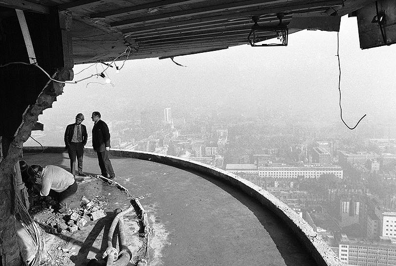 В декабре 1969 года после объявления о бессрочном прекращении огня произошел раскол на «официальную ИРА» и «временную ИРА». После раскола «официальная ИРА» просуществовала недолго, объявив о сложении оружия в мае 1972 года. Более радикально настроенные члены организации вошли во «временную ИРА», лидерами которой стали Джерри Адамс и Мартин Макгиннесс. Именно она причастна к большинству терактов, совершенных в 1972–1998 годах, в том числе убийству лорда Маунтбеттена