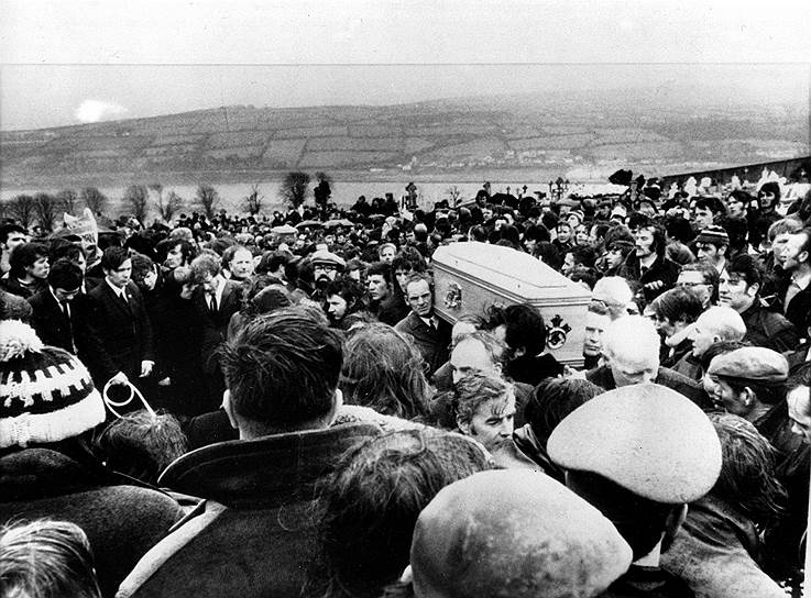 Новый этап террора ИРА начался после событий 30 января 1972 года в районе Богсайд (Дерри): в этот день британские войска открыли огонь по участникам мирной демонстрации, были убиты 14 человек, включая шестерых несовершеннолетних и одного священника. Официальное расследование не признало вины военных (но в 2010 году итоги расследования были пересмотрены), что вызвало общественное возмущение и активизацию ИРА: только в 1972 году ее члены совершили более шести терактов. Самыми кровопролитными стали взрывы, произошедшие 21 июля 1972 года в Белфасте (9 погибших) и 21 ноября 1972 года в Бирмингеме (21 погибший) На фото: похороны жертв «Кровавого воскресенья» в Дерри, 1972 год