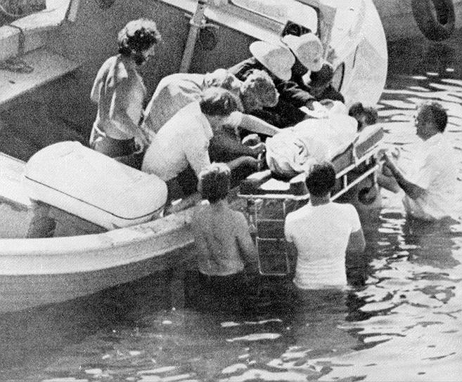 В августе 1979 года был убит двоюродный брат королевы, герой Второй мировой войны, последний вице-король Индии лорд Маунтбеттен (на фото). Стоит отметить, что в 1970-е годы ИРА совершала теракты не только против военных, политиков и полицейских, но и против простых граждан. В этот период практиковались убийства и похищения людей, включая женщин, которых подозревали в том, что они были информаторами полиции. Популярность ИРА начала снижаться после одного из терактов в пригороде Лондона, в котором погиб ребенок
