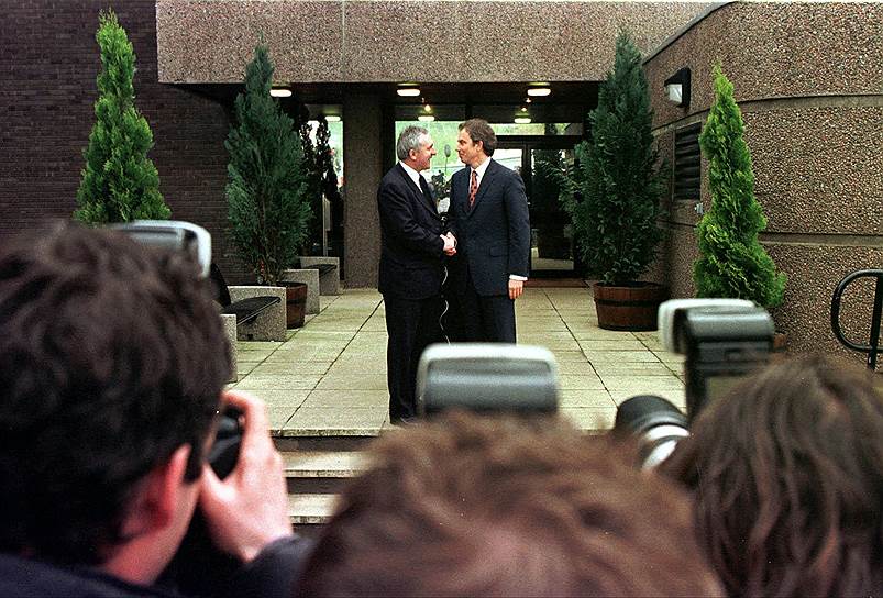 10 апреля 1998 года было подписано Белфастское соглашение о политическом урегулировании конфликта в Северной Ирландии, предусматривавшее создание автономных органов власти. Еще одним важным пунктом договора стало обязательное разоружение военизированных группировок, в том числе ИРА, а также амнистия участников конфликта На фото: премьер-министр Ирландии Патрик Ахерн (слева) и премьер-министр Великобритании Тони Блэр