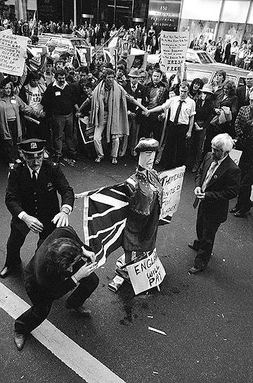 1 марта 1981 года в тюрьме Мэйз началась голодовка членов ИРА, которой предшествовали «одеяльный» и «грязный» протесты. Одним из требований акции стало предоставление статуса политзаключенных (с 1976 года участникам североирландского конфликта этот статус не предоставлялся). Премьер-министр Великобритании Маргарет Тэтчер отказала в выполнении их требований, заявив, что не будет «никогда и ни за что уступать террористам» На фото: акция протеста у представительства Великобритании в США после смерти в тюрьме члена ИРА Бобби Сэндса (1981 год)