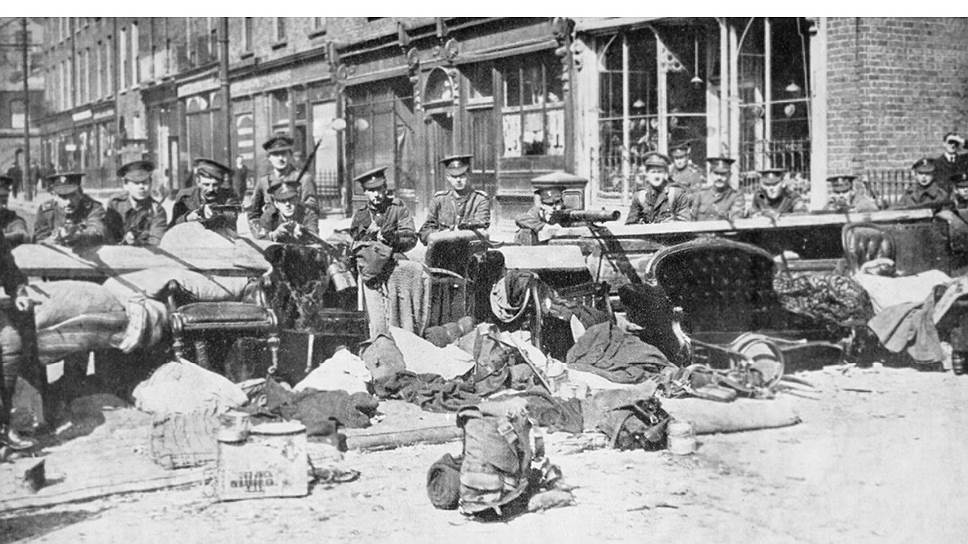 21 января 1919 года началась война за независимость Ирландии, ее участников теперь называли членами Ирландской республиканской армии. Костяк ИРА составили «волонтеры» и «гражданская армия», ряд других военизированных групп и несколько сотен симпатизирующих сторонников. Итогом войны стало подписание мирного договора в 1921 году, по которому на юге острова c католическим большинством было создано Ирландское свободное государство (с 1937 года — Республика Ирландия) в статусе доминиона Британской империи, север острова с протестантским большинством оставался частью королевства