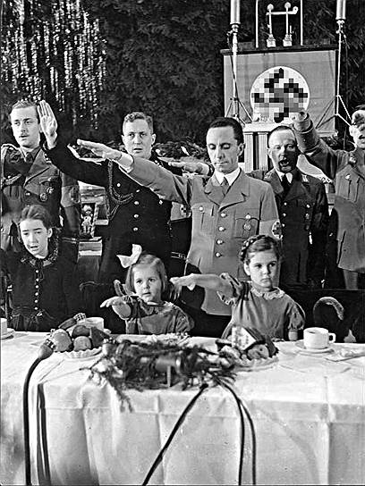 «Верши, что нужно, без стыда, когда речь идет о новой Германии!»  С 1926 года Йозеф Геббельс начал активно пробовать себя в пропаганде: написал две статьи — «Вторая революция» и «Ленин или Гитлер» — и, утверждая, что «история делается на улицах», проводил митинги и провоцировал драки своих партийцев с оппонентами. Геббельс утверждал, что «плох тот митинг, который не закончился хорошей дракой». С 1928 года Йозеф Геббельс был депутатом рейхстага, где обратил на себя внимание циничными демагогическими выступлениями против евреев и левых политиков  На фото: Йозеф Геббельс с детьми на рождественском ужине, 1937 год 
