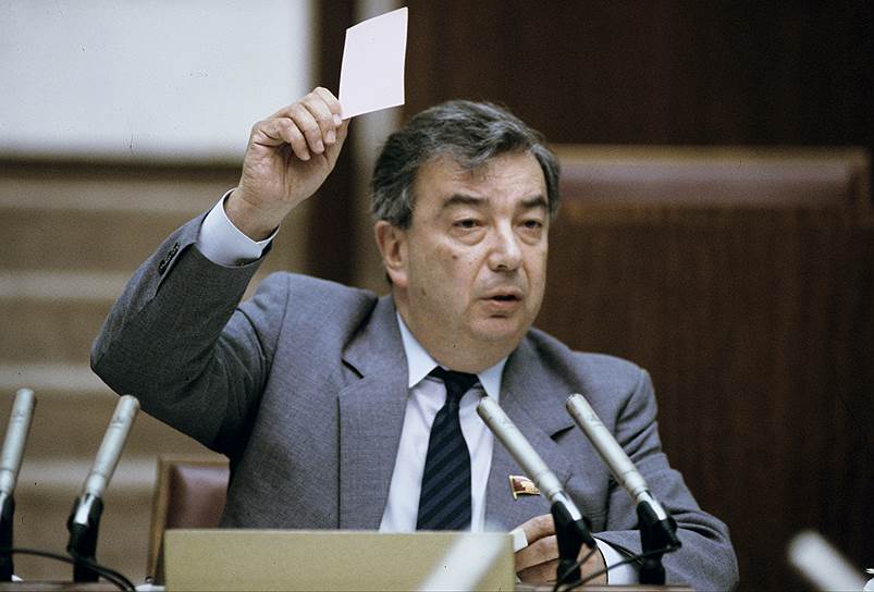 Осенью 1989 года Примакову поручили вести переговоры с оппозиционным Народным фронтом Азербайджана, который к тому времени фактически взял республику под контроль. В конце 1989 года Примаков в качестве эмиссара Москвы вылетает в Баку. В январе 1990-го там происходят армянские погромы. Бакинских армян войска не защитили, потому что были введены через три дня после окончания погромов. Карабахский конфликт перерос вскоре в широкомасштабную войну. Достигнута была только одна цель: оппозиция загнана в подполье, а на выборах победили коммунисты. Однако кровавый бакинский январь и ввод войск в Вильнюс год спустя окончательно оттолкнули от Москвы национальные республики   
