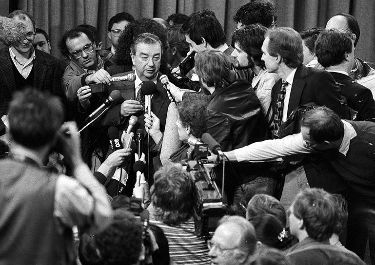В конце 1990 года Примаков вновь вылетает на юг. На сей раз в Багдад, в качестве спецпредставителя президента СССР. Цель — предотвратить «Бурю в пустыне». Предотвратить ничего не удалось, через некоторое время коалиция западных стран нанесла сокрушительный удар по Ираку. Но имидж Михаила Горбачева на Западе, до той поры почти идеальный, был серьезно подпорчен. Публичные дружеские объятия горбачевского эмиссара с иракским диктатором спровоцировали первые резкие выпады в адрес отца советских реформ. Вояж Примакова вызвал раздражение и у главы советского МИДа Эдуарда Шеварднадзе, который через некоторое время, публично заявив о грядущем перевороте, подал в отставку. Вскоре от Горбачева отошли и другие единомышленники. Закончилось все, как известно, ГКЧП и распадом СССР. Но карьеру главы Совета Союза это не испортило 