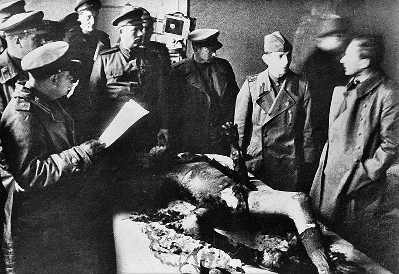 «Акта о капитуляции за моей подписью не будет!»  22 апреля 1945 года Йозеф Геббельс вместе с семьей переехал в бункер под рейхсканцелярией («бункер фюрера»). 30 апреля после самоубийства Гитлера — в соответствии с политическим завещанием фюрера — министр пропаганды стал его преемником на посту рейхсканцлера, однако отказался подписывать акт о безоговорочной капитуляции нацистской Германии. 1 мая 1945 года Йозеф Геббельс со своей супругой Магдой покончили жизнь самоубийством, предварительно отравив цианистым калием своих шестерых детей. Советские военные нашли их полуобгоревшие трупы на следующий день, 2 мая  На фото: допрос доктора Фосса у трупа Геббельса, 1945 год 