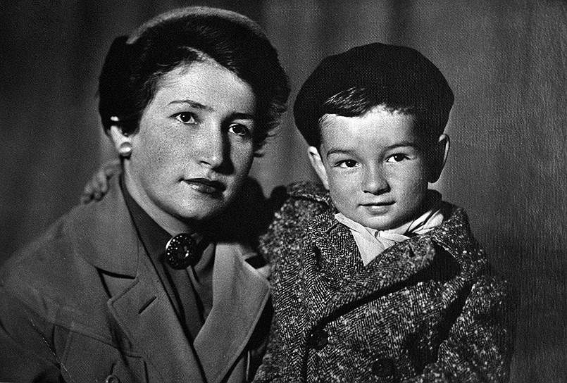 Евгений Примаков родился 29 октября 1929 года в Киеве. Данные о его отце не сохранились, известно лишь, что он был репрессирован через три месяца после рождения сына. Его мать была грузинкой и все детство Примаков провел в Тбилиси, но учиться уехал в Москву, где окончил арабское отделение Московского института востоковедения  по специальности «страновед по арабским странам», а затем аспирантуру экономического факультета МГУ 