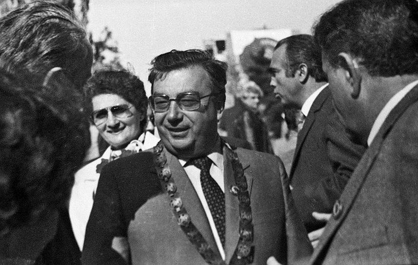 Политическая карьера Примакова началась в июне 1989 года, когда директор Института мировой экономики, избранный народным депутатом СССР по списку КПСС, возглавил Совет Союза Верховного Совета СССР. В следующем году он стал членом Президентского совета, а еще через год — Совета безопасности СССР. Тогда же Примаков вошел и в высшую партийную иерархию, став кандидатом в члены Политбюро ЦК КПСС 