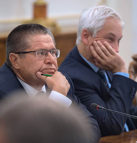 Министр экономического развития России Алексей Улюкаев (слева) и помощник президента России Андрей Белоусов  