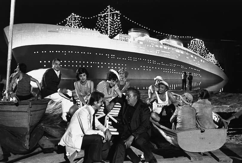 В своем позднем творчестве Феллини все чаще возвращался к теме детских воспоминаний: в 1974 году он снял «Амаркорд», что на романьольском диалекте Римини, где вырос Феллини, означает «Я вспоминаю». В целом в поздний период Феллини подвергался большой критике — за оторванность от реальности\<br\>На фото: съемочная площадка фильма «Амаркорд»