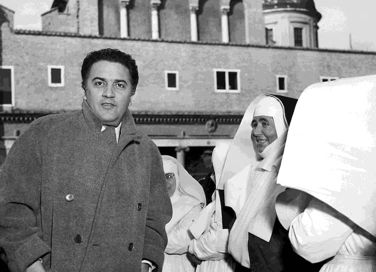 «Сейчас фильмы миновали фазу повествования в прозе и приближаются к поэзии. Я стараюсь освободить себя от определенных ограничений, то есть историй с началом, развитием и финалом. Это скорее должна быть поэма со своим собственным ритмом и размером»\<br\>В своем творчестве Феллини продолжал экспериментировать всю жизнь. В его фильме «Восемь с половиной» (1963) последовательное повествование исчезает как таковое