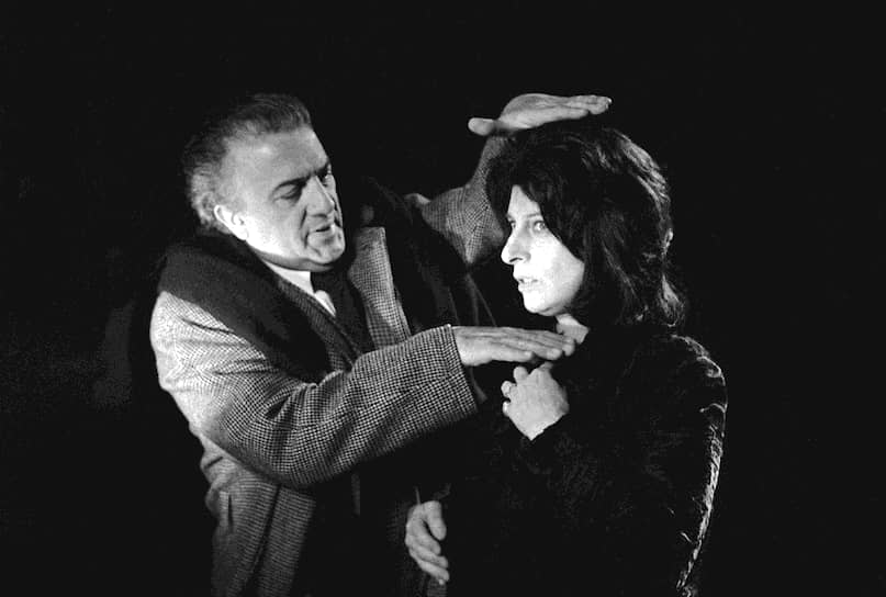 В 1980-х годах Феллини снял всего четыре фильма, работая со своими любимыми актерами – Марчелло Мастроянни и Джульеттой Мазиной. Продолжая собирать награды кинофестивалей, Феллини одновременно потерял зрительскую популярность\<br\>На фото: с актрисой Анной Маньяни 