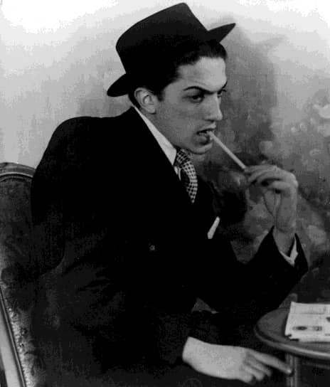 В 1938 году Феллини приехал в Рим. Денег хватало только на комнату возле вокзала, по соседству с торговцами-китайцами, ворами и проститутками. Феллини зарабатывал на жизнь рисунками. Будущий режиссер поступил на юридический факультет, правда, одной из главных причин впоследствии назовет не интерес к специальности, а отсрочку от армии Муссолини: «Из-за одного этого стоило просиживать штаны в классе». В дальнейшем избегать призыва ему помогало уже знакомое искусство симуляции болезней