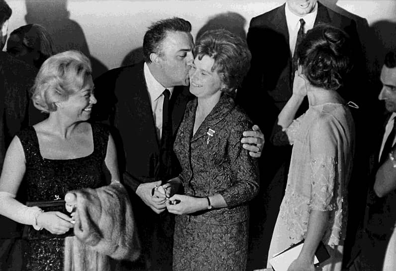 Режиссер мечтал воплотить на экране свои заветные мечтания и сны, но был не в состоянии сделать это — продюсеры не хотели финансировать непонятные для них сценарии. Однажды Феллини удалось получить деньги на фильм, который он задумал уже давно — по сюжету герой гибнет в авиакатастрофе. Но перед началом съемок Феллини попал в больницу, что навсегда остановило работу над лентой \<br\>На фото: Федерико Феллини целует космонавта Валентину Терешкову во время приезда в Москву