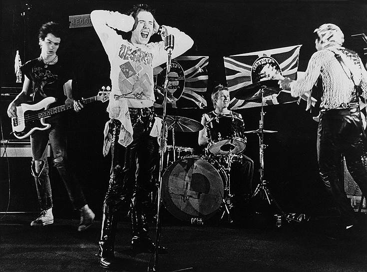 «Мы лучше всех, не так-ли? За исключением Eagles. Eagles лучше нас» 26 ноября 1976 года вышел первый сингл группы «Anarchy in the U.K.», второй панк-роковый сингл Великобритании после «New Rose» The Damned. Дерзкие призывы к насилию и анархии как единственному способу существования почти сразу привели к запрету на трансляцию песни в эфире, поэтому она успела добраться в британском чарте только до 38 места. К этому моменту Sex Pistols уже олицетворяли собой британский панк, быстро захватывая английскую рок-сцену