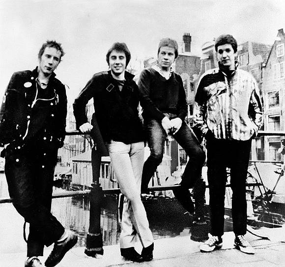 История Sex Pistols началась в середине 1970-х, когда у начинающего музыкального продюсера Малкольма Макларена возникла идея создать провокационную рок-группу. На тот момент Макларен был больше известен как модельер и совладелец культового лондонского магазина одежды на Кингс-роуд, который он открыл со своей девушкой Вивьен Вествуд в 1971 году. Группе The Strand, менеджером которой Макларен уже являлся, не хватало харизматичного вокалиста На фото слева направо: Джонни Роттен, Глен Матлок, Пол Кук и Стив Джонс