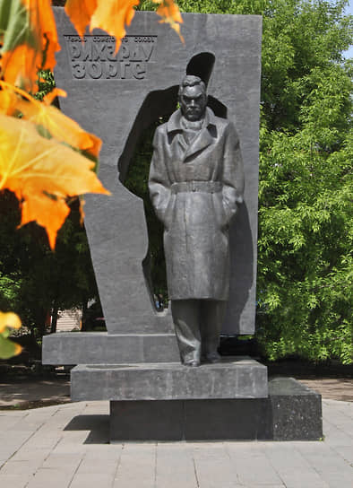 Советское руководство не признавало Зорге в течение долгих 20 лет. И лишь с приходом к власти Хрущева дело разведчика начали расследовать на самом высоком уровне. 4 сентября 1964 года в газете «Правда» вышла статья, где Зорге предстал героем, первым получивший достоверную информацию о подготовке немецкого вторжения. 5 ноября 1964 года ему было присвоено звание Героя Советского Союза