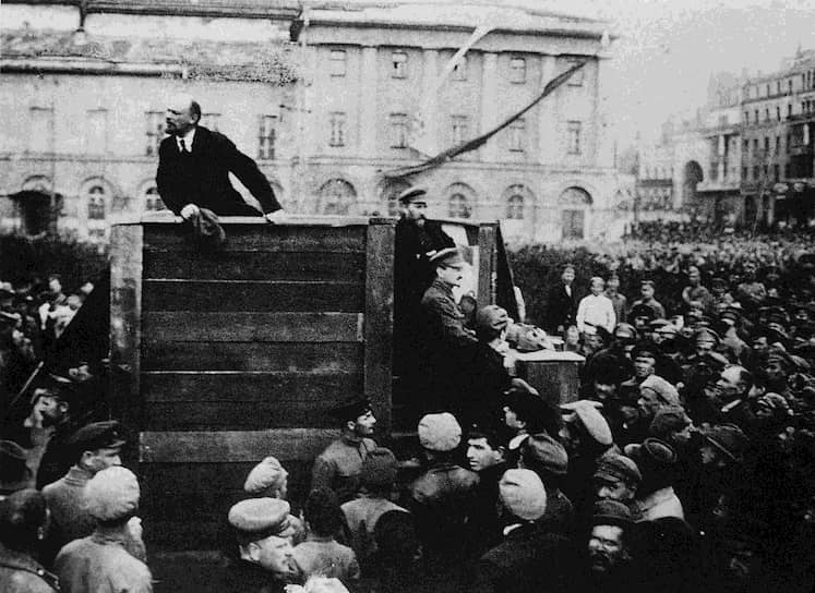 Раскол между меньшевиками и большевиками поддержал Ленин (на фото). В 1912 году на Пражской конференции РСДРП он объявил о выделении большевиков в самостоятельную партию. Троцкий выступал за единство партии, но его проигнорировали. В итоге Троцкий запустил газету «Правда». Большевики выпустили газету с таким же названием, из-за чего Троцкий назвал Ленина «паразитом». Вскоре Троцкий выступил против Первой мировой войны и был выслан из Франции в Нью-Йорк. Город произвел на революционера огромное впечатление, а США он назвал «кузницей, где будет выковываться судьба человечества»  