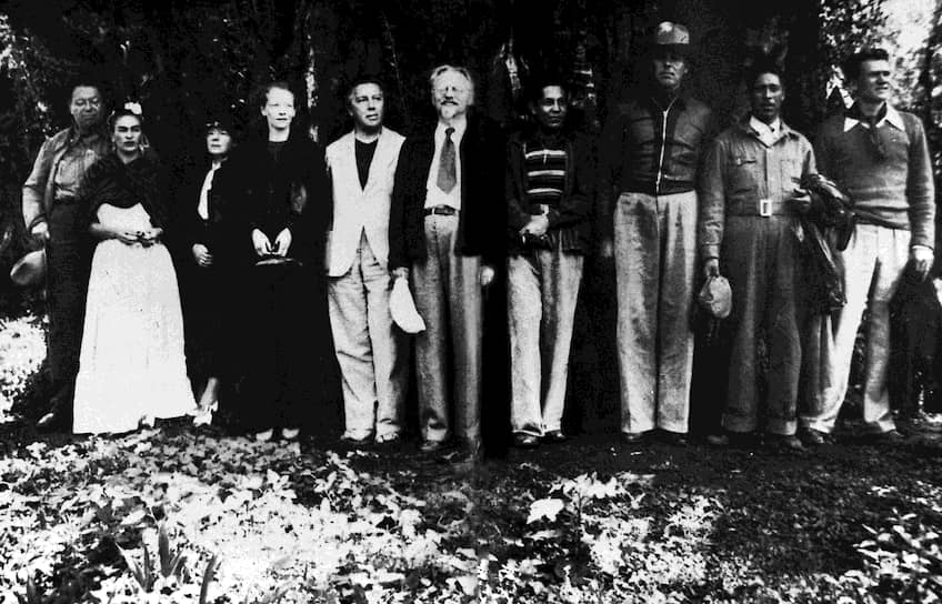 14 марта 1918 года Троцкий назначен наркомом по военным делам. Спустя две недели он возглавил Высший военный совет и приступил к формированию регулярной армии. Троцкий фактически стал первым ее главнокомандующим. С августа 1918 года Троцкий регулярно выезжал на фронт. Несколько раз он выступал перед дезертирами 