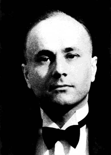 18 октября 1941 года Зорге и его соратники Макс Клаузен, Бранко Вукелич (на фото), Сайондзи и Инукаи были арестованы японской полицией. Все они (всего 35 человек) были обвинены в шпионаже. 29 сентября 1943 года Зорге был приговорен к смертной казни через повешение. Его жалоба на пересмотр дела была отклонена, несмотря на то, что немецкие официальные лица после ареста Рихарда Зорге долго ставили под сомнение его вину. Позже они предложили Сталину обменять Зорге на генерала Томинага Кёдзи, который содержался в тюрьме на Лубянке, но Сталин отказался, по одной из версий потому, что при допросе Зорге признался, что был агентом СССР, чего Сталин не мог простить