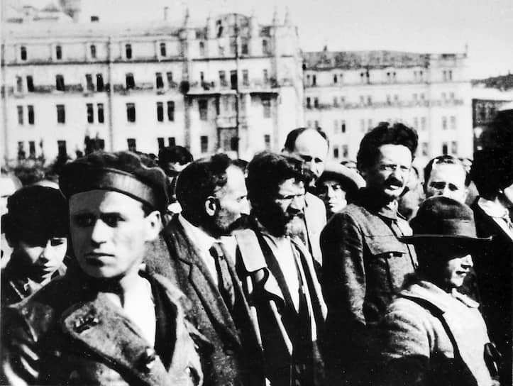 Незадолго до первого ареста Троцкий вступил в «Южнорусский рабочий союз». Им руководила Александра Соколовская. В 1898 году она стала женой революционера. Вместе они отправились в ссылку в Иркутскую губернию, где Троцкий начал писать для нелегальной газеты «Искра». В итоге он получил прозвище «Перо»  