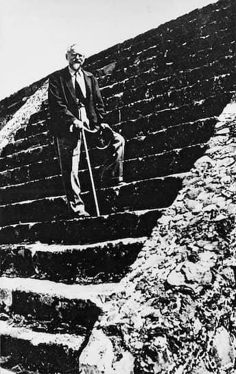 В 1924 году умер Ленин. В то время Троцкий отсутствовал в Москве. Иосиф Сталин использовал это, чтобы упрочить свои позиции. Вскоре Троцкий был исключен из партии и насильно депортирован в Алма-Ату, затем в Турцию. В Турции он опубликовал автобиографии «Моя жизнь» и «История русской революции» 