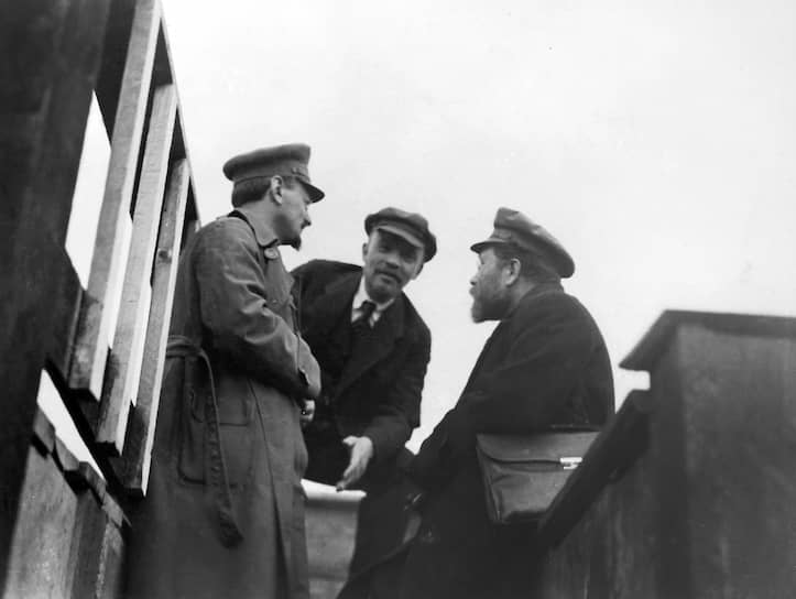 В сентябре 1917 года Троцкий возглавил Петроградский совет рабочих и солдатских депутатов, а также стал делегатом II Съезда Советов и Учредительного собрания. В октябре был сформирован военно-революционный комитет (ВРК). Благодаря его усилиям красногвардейцы получили 5 тыс. винтовок, среди колеблющихся солдат организовывали митинги. Троцкий превратился в главного руководителя Октябрьской революции  На фото: (слева направо) Лев Троцкий, Владимир Ленин и Лев Каменев 