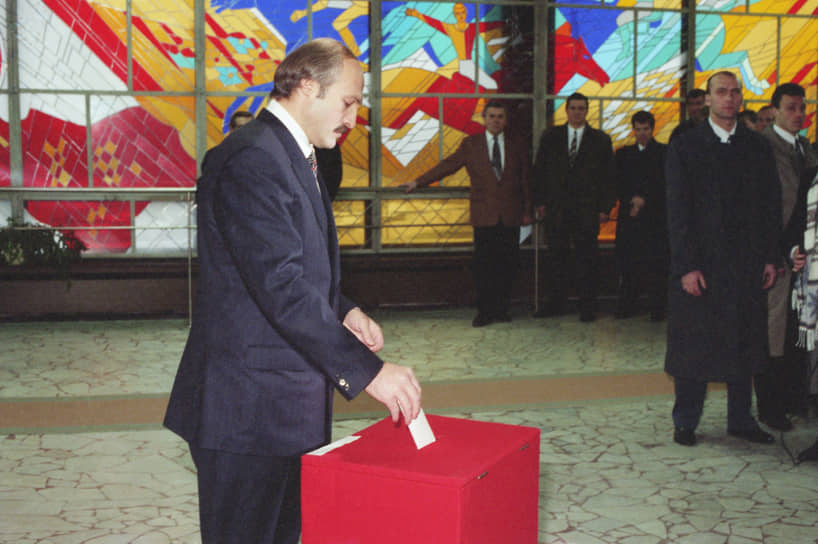 1996 год. В Белоруссии прошел референдум, на котором большинство жителей республики проголосовали за предоставление президенту страны Александру Лукашенко дополнительных полномочий и о продлении его президентского срока до 2001 года. Делегация Совета Европы официально заявила, что считает референдум нелегитимным, так как его итоги дают Лукашенко почти неограниченную власть