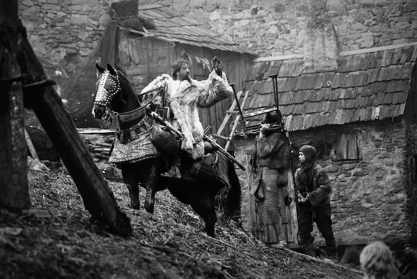 «Трудно быть богом» (1964): Люди это или не люди? Что в них человеческого? Одних режут прямо на улицах, другие сидят по домам и покорно ждут своей очереди. И каждый думает: кого угодно, только не меня. Хладнокровное зверство тех, кто режет, и хладнокровная покорность тех, кого режут» На фото: кадр из экранизации повести «Трудно быть богом», снятой Алексеем Германом