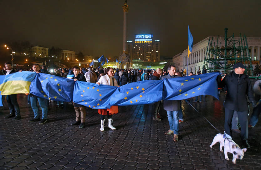 21 ноября. В 22:00 на площади Независимости (или майдан Незалежности) в Киеве началась стихийная акция протеста. В ней участвовали от 1,5 тыс. до 3 тыс. человек