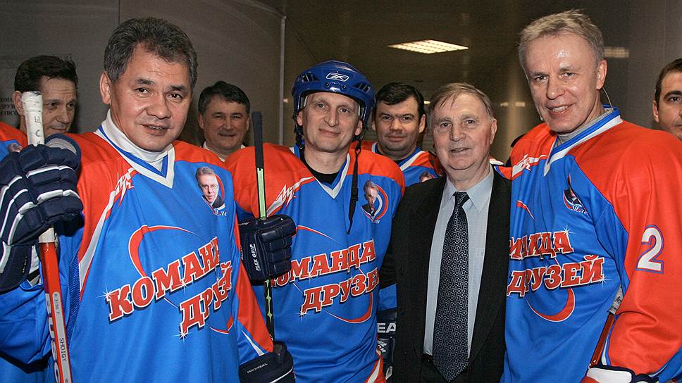 Летом 2003 года, после того как у сборной России сменилось несколько тренеров, безуспешно пытавшихся вывести ее из кризиса, 73-летний Тихонов вновь получил предложение возглавить сборную России. Однако после неудачного выступления на чемпионате мира 2004 года Виктор Тихонов оставил этот пост  На фото: с Сергеем Шойгу, Сергеем Нарышкиным и Вячеславом Фетисовым на турнире «Кубок Фетисова» 