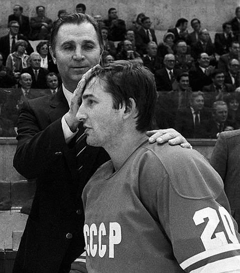 Во второй половине 1960-х годов Виктор Тихонов начал тренерскую работу в хоккейном клубе «Динамо» (Рига). Вместе с рижанами Тихонов прошел путь от команды второй лиги до четвертого места в чемпионате СССР в 1977 году  На фото: с вратарем Владиславом Третьяком 