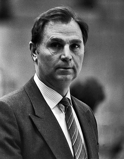 По окончании сезона 1976/77 Тихонова начали активно звать на работу в ЦСКА. Некоторое время он отказывался, считая, что не может занять место Константина Локтева, выигравшего с командой чемпионат. Однако после бесед с Юрием Андроповым Тихонов все же сменил хоккейный клуб. Под его руководством ЦСКА 13 раз становился чемпионом страны, 14 раз выигрывал Кубок европейских чемпионов, дважды — Кубок СССР 