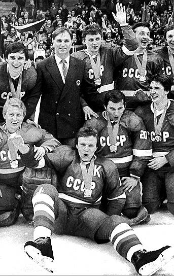 В 1949 году Виктора Тихонова призвали в армию, где пригласили в футбольно-хоккейную команду ВВС МВО (Военно-воздушные силы Московского военного округа). Следующие четыре года он выступал на позиции защитника за ВВС МВО, а в 1953 году перешел в московское «Динамо». Всего в чемпионатах СССР Виктор Тихонов провел 296 матчей и забил 35 шайб  На фото: тренер Виктор Тихонов (в центре) с игроками сборной СССР 