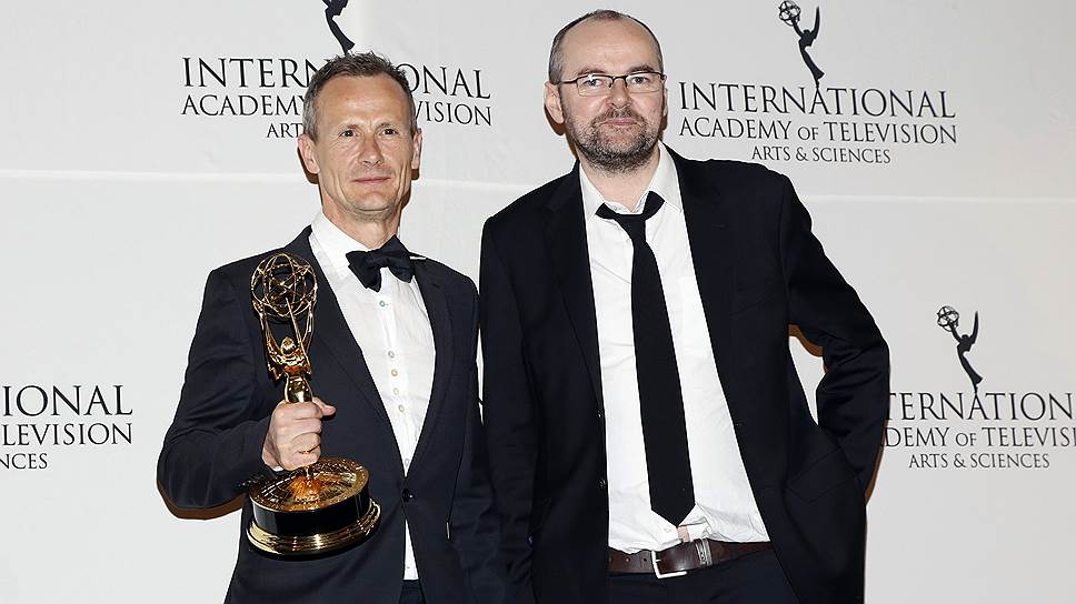 Лучшим драматическим сериалом года стал британский сериал «Утопия», в котором повествуется о пользователях онлайн-форума. Герои случайным образом получают рукопись графического романа «Эксперименты “Утопии”», и с этого момента их начинает преследовать некая секретная организация, желающая заполучить «Утопию» любыми способами. Триллер с конспирологическим налетом выдержал всего два сезона, а недавно стало известно, что телеканал Channel 4 не дал шанса создателям снять третий сезон. Зато американский канал HBO заказал адаптацию «Утопии» Дэвиду Финчеру — он станет исполнительным продюсером проекта и поставит пилотный эпизод. На фото режиссер сериала Марк Мунден (слева) и исполнительный продюсер Дэнис Келли