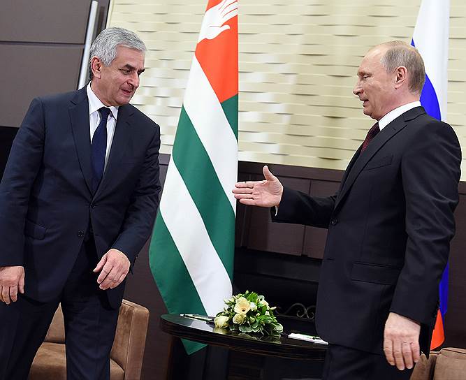 Президент Республики Абхазия Рауль Хаджимба (слева) и президент России Владимир Путин