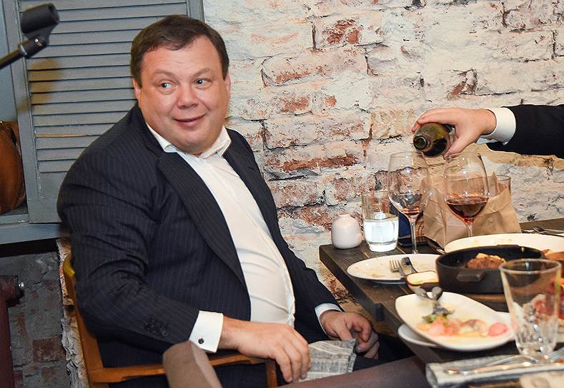 Председатель Наблюдательного совета Консорциума «Альфа-групп» Михаил Фридман на вечеринке, устроенной журналистами Леонидом Парфеновым и Еленой Чекаловой в ресторане «Поехали» 