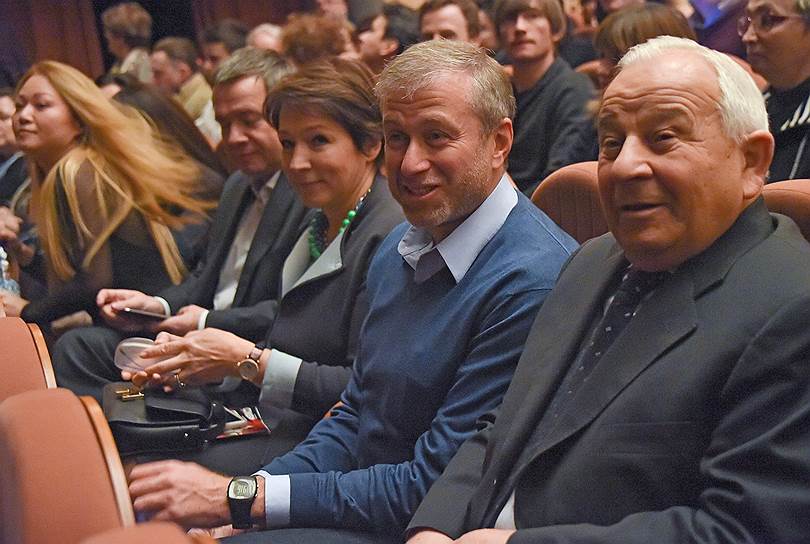 II международный фестиваль современной хореографии «Context. Диана Вишнева». Слева направо: бывший руководитель администрации президента России Валентин Юмашев, дочь экс-президента РФ Бориса Ельцина  Татьяна Юмашева и бизнесмен Роман Абрамович во время выступления Нидерландского театра танца NDT на сцене  театра имени Моссовета 