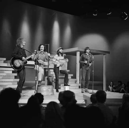 В 1990 году от СПИДа умер ритм-гитарист американской группы Creedence Clearwater Revival Том Фогерти (на фото первый слева). Ему было 48 лет 
