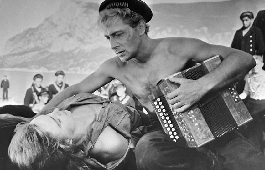 «Я все делал с душой. Хорошо, что есть люди, способные увидеть это, почувствовать и осознать» За короткий срок ему был предложен ряд значительных, разноплановых ролей в фильмах Михаила Швейцера «Мичман Панин» (1960), Леонида Лукова «Две жизни» (1961) и Самсона Самсонова «Оптимистическая трагедия» (1963). В фильме Евгения Ташкова «Жажда» (1959) Тихонов впервые сыграл советского разведчика, заброшенного в немецкий тыл во время войны На фото: кадр из фильма «Оптимистическая трагедия»