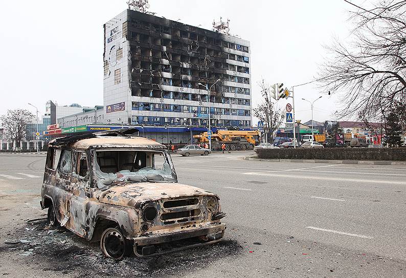 В центре Грозного в ночь на 4 декабря была блокирована группа боевиков. Около 1:00 при проверке документов участники незаконного вооруженного формирования (НВФ) убили нескольких полицейских, а затем укрылись в Доме печати