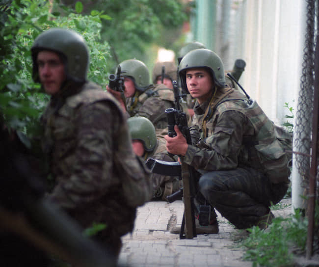 Российские военные готовятся к штурму больницы в Буденновске, захваченной террористами Шамиля Басаева