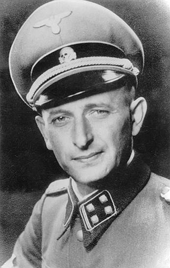 В начале 1942-го высшие функционеры гитлеровского Рейха и СС, собравшись на вилле Марлир в Берлине на берегу озера Ванзее, наметили план «окончательного решения еврейского вопроса» — полного уничтожения евреев Европы. С этого момента геноцид евреев был определен как важнейшая государственная задача нацистской Германии и поставлен на промышленную основу. Отделу, где работал Эйхман, предстояло заняться принудительной эмиграцией евреев из Германии